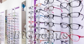 4500 rsd za dvoje kompletnih naočara po izboru sa antireflex CR staklima - ženske, muške (brendirani dioptrijski okvir + CR + kontola dioptrije + futrola) u optici na Bulevaru
