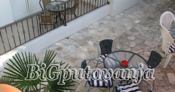 HIT PONUDA SUTOMORE - RESTORAN “KONOBA AKUSTIK” I VILA “ANGELO CUSTODE”  100m od mora, pored restorana.  NOĆI 7/8 dana sa ukljucenim punim pansionom vec od 168e uz kupljeni vaucer