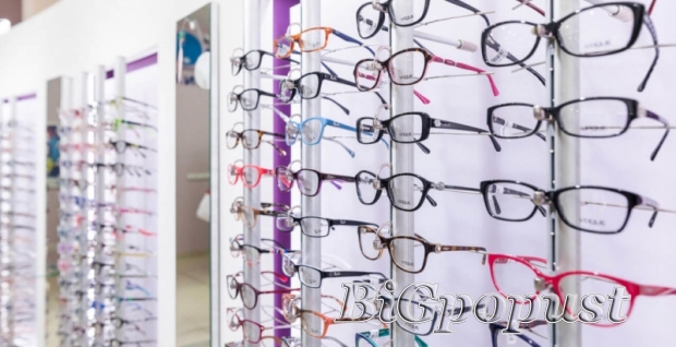 4500 rsd za dvoje kompletnih naočara po izboru sa antireflex CR staklima - ženske, muške (brendirani dioptrijski okvir + CR + kontola dioptrije + futrola) u optici na Bulevaru